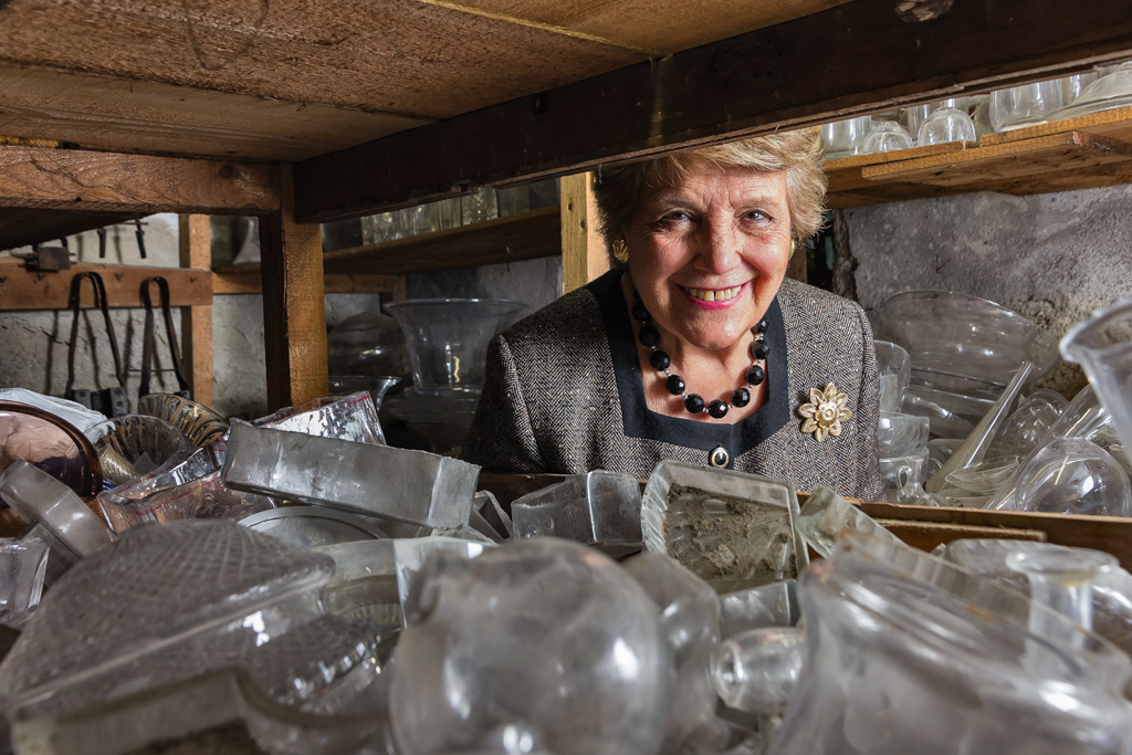 Florence, Moleria Locchi (atelier for producing and restoring glassware and crystal objects): the holder Paola Locchi.