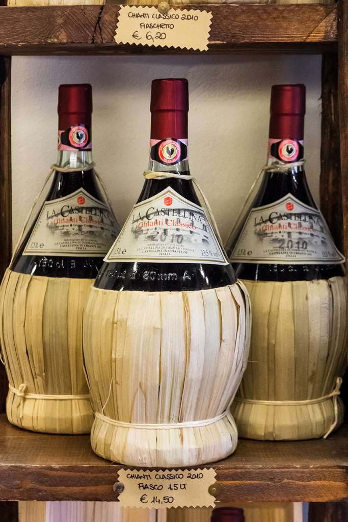 Castellina in Chianti, Consorzio della Cantina Sociale: fiaschi di Chianti.