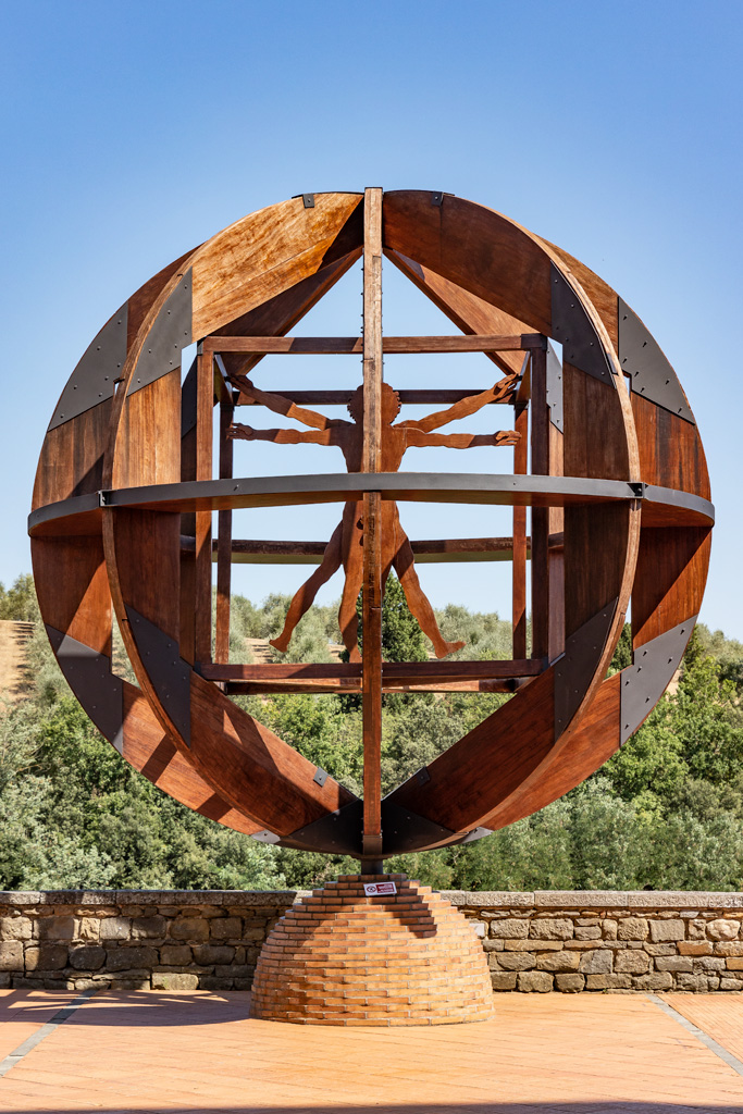 L’Uomo di Vinci, scultura lignea di Mario Cerali che fa riferimento all’uomo vitruviano di Leonardo.