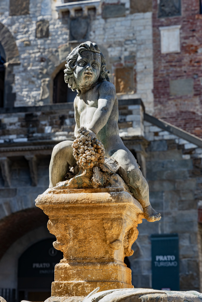 Prato, Piazza del Comune: copia della Fontana del Bacchino, realizzata in bronzo dallo scultore Ferdinando Tacca,1659-65.