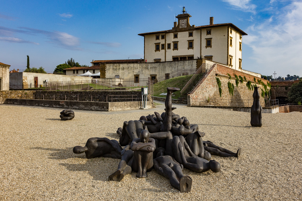 Firenze: Forte Belvedere. In primo piano un’istallazione dello scultore Antony Gormley.