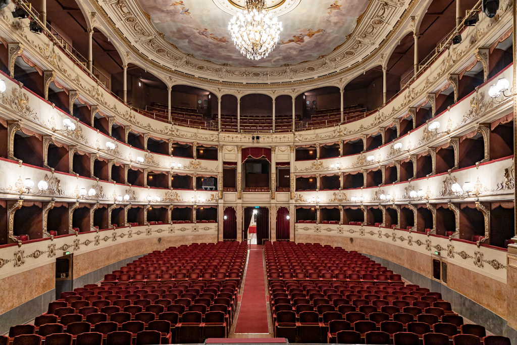 Teatro della Pergola: veduta della sala. Con i suoi 22 metri di profondità per 15 di larghezza e 18 di altezza è uno dei più grandi tra i palcoscenici che in Italia ospitano la prosa. Ha un inclinazione del 5% per consentire una migliore visibilità agli spettatori della platea. La forma della sala a ferro di cavallo è sostanzialmente la stessa dal momento dell’inaugurazione, ed è una delle particolarità della Pergola. Gli ordini di palchi erano cinque, poi ridotti a tre per fare spazio alla galleria principale.